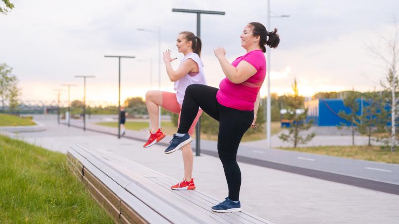 Eine übergewichtige Frau trainiert mit einer Personal Trainerin