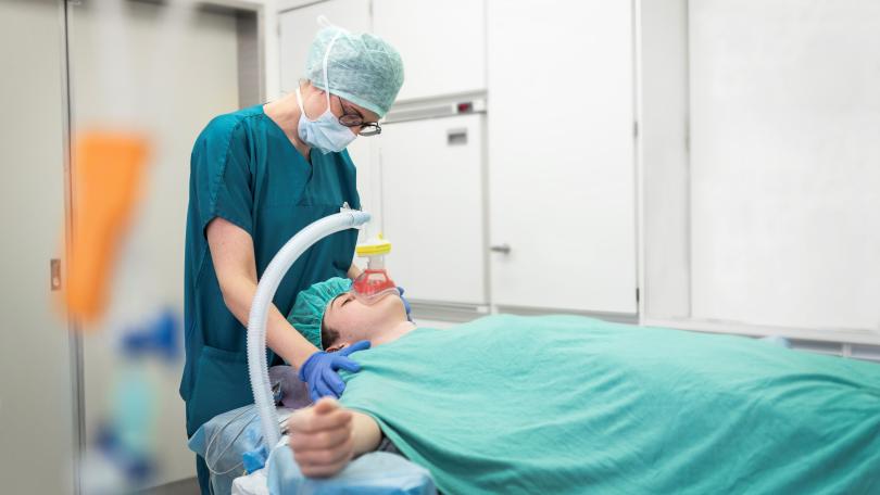 Anästhesist gibt Patienten eine Anästhesie