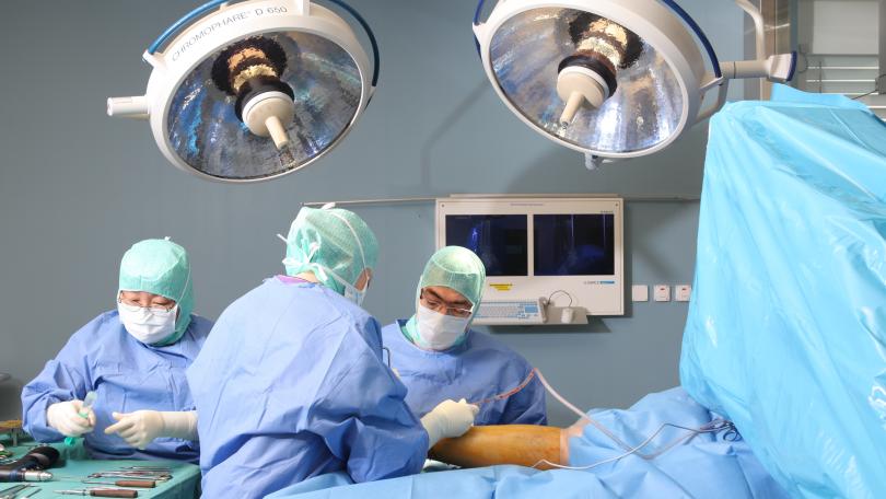 Chirurgen im OP während einer Operation. Unfallchirurgie. Orthopädie