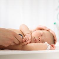 Neugeborenes wird nach der Geburt untersucht